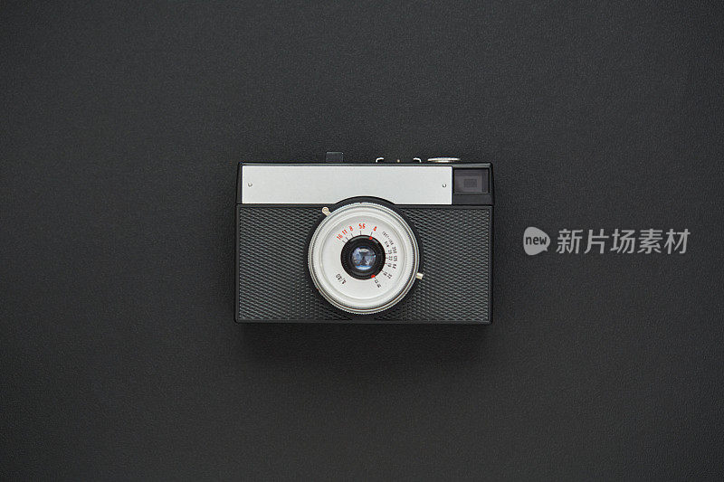 在黑色背景上的老式模拟胶片相机的正面视图