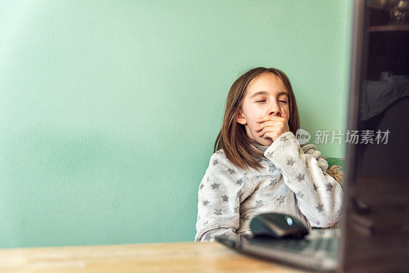 可爱温馨的女孩在家用笔记本电脑和朋友视频聊天