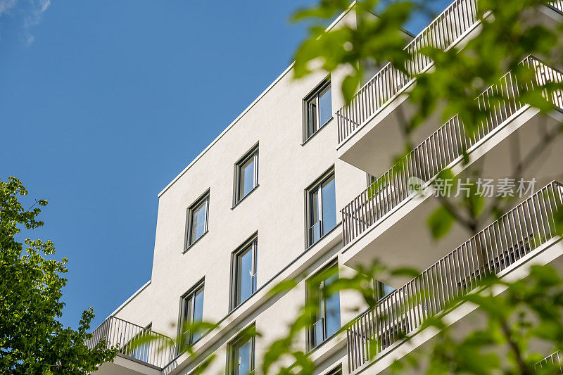 现代优雅的公寓大楼与阳台
