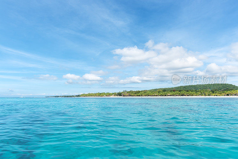 美丽的热带岛屿和碧绿的海浪，保和岛，菲律宾。