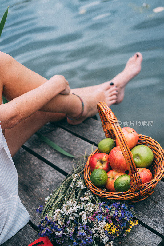 木码头上装满水果的篮子