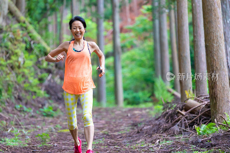 在山里慢跑的女人