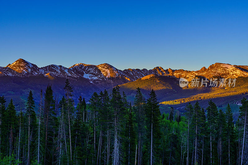 高山日落崎岖的山峰