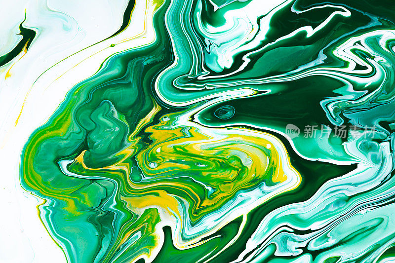 流体艺术纹理。背景与抽象颜料混合效果。液体丙烯酸画与流行的混合油漆。可用于网站背景。黄色，翠绿色和白色溢出颜色。