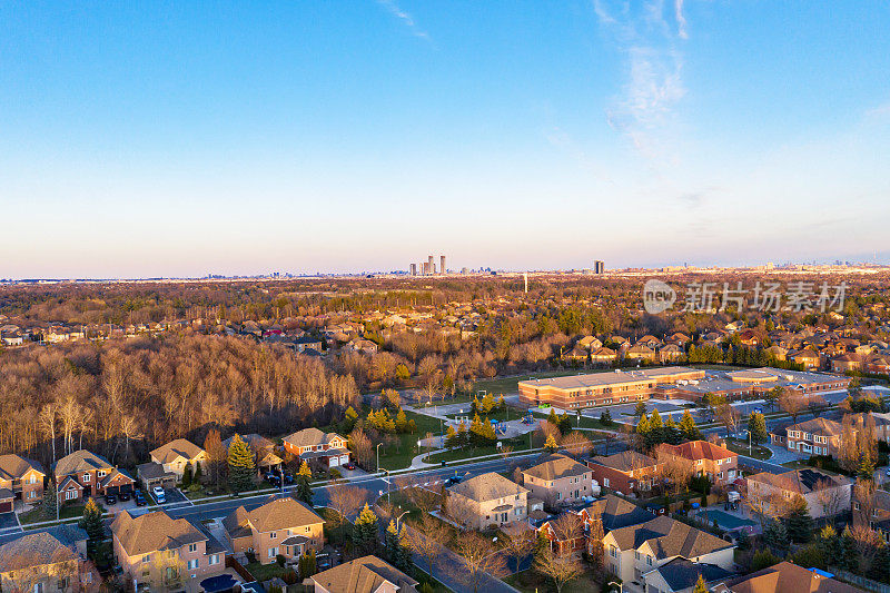 卢瑟福路和伊斯灵顿大街的鸟瞰图，位于Woodbridge的独立复式住宅在沃恩，安大略省，加拿大