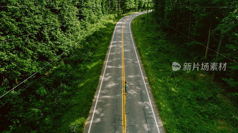 鸟瞰图穿过森林的道路在春天