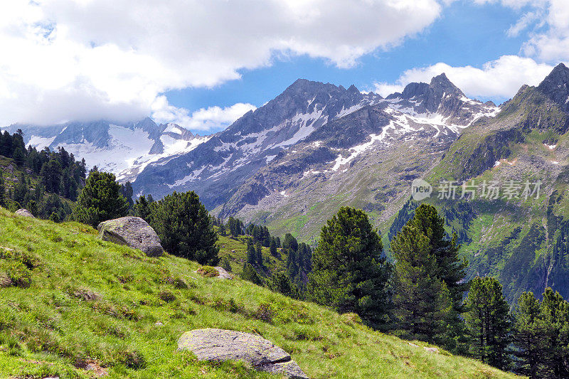 位于泰洛的奥地利阿尔卑斯山的陶恩山脉。在Gerlosplatte高原徒步旅行