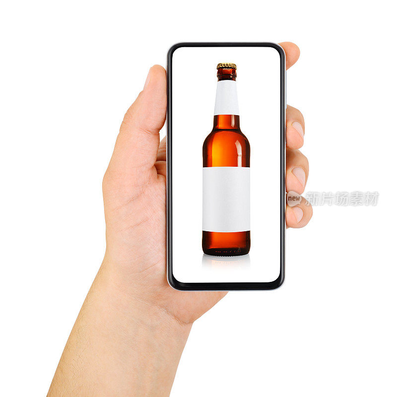 手持智能手机和啤酒瓶在屏幕上隔离。