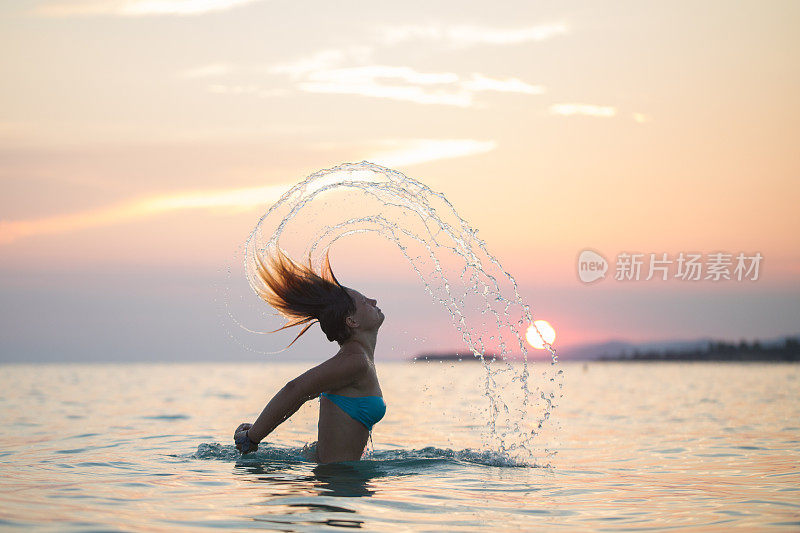 年轻女士从水里出来了