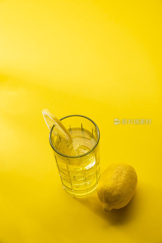 鲜榨柠檬水在黄色背景