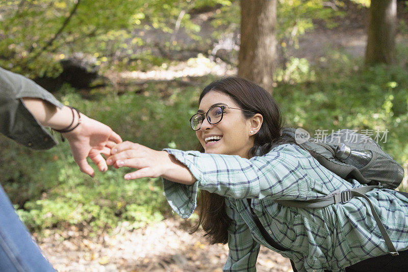 青少年朋友们在大自然中徒步旅行