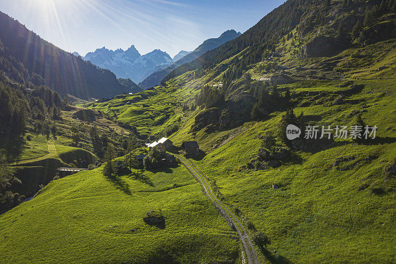 美丽的山谷在瑞士阿尔卑斯山附近的Meienreuss