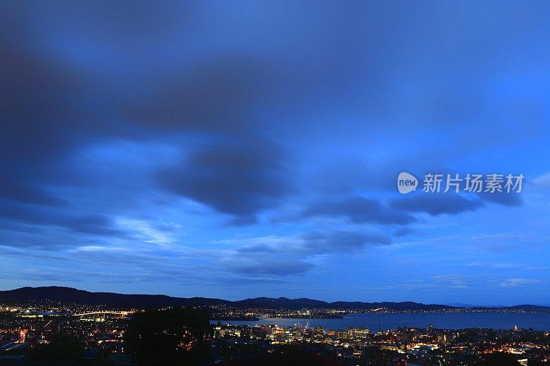 霍巴特塔斯马尼亚夜城市景观Cloudscape拷贝空间