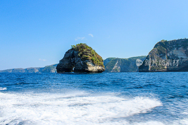 巴厘岛海岸，靠近努萨二号和乌鲁瓦图