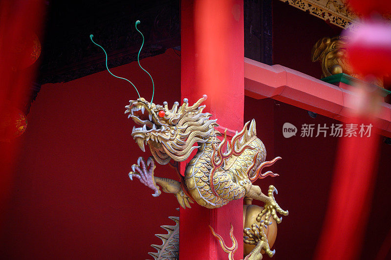 中国寺庙中的中国龙雕塑