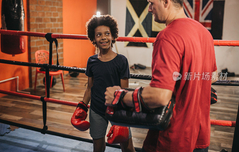 十几岁的女拳手兼公共健身房里的教练
