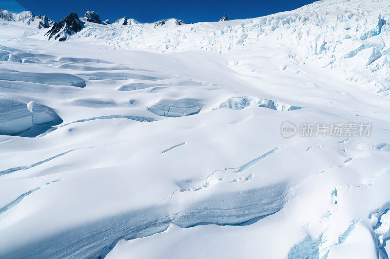 从直升飞机上近距离拍摄的雪山福克斯冰川镇南阿尔卑斯山脉是最具旅游吸引力的山谷，新西兰。库克山提供风景优美的航班