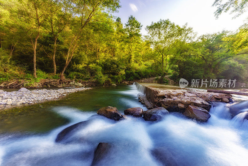 山涧河流