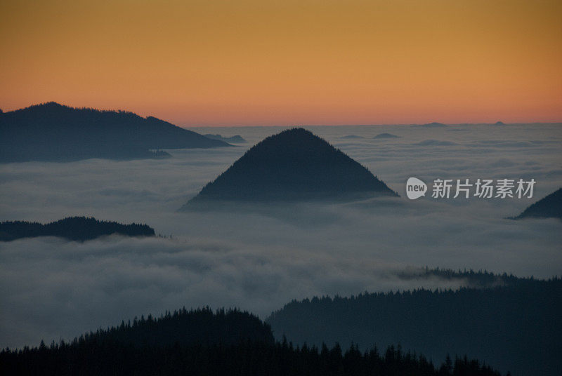 日落时分的雾霭山峰