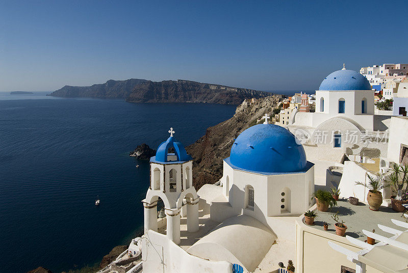 圣托里尼，爱琴海群岛，基克拉迪群岛。希腊蓝色圆顶教堂和大海。