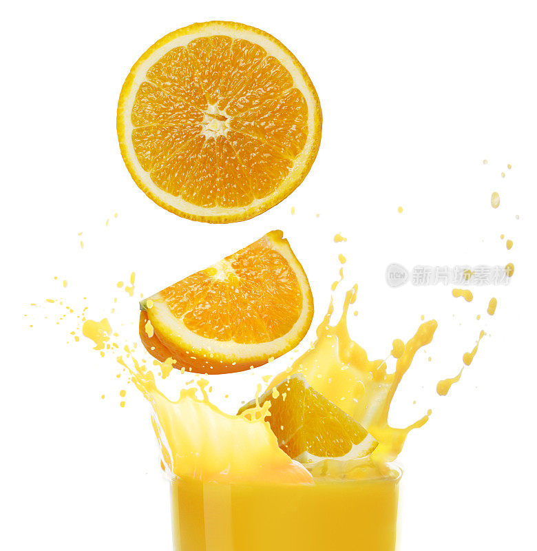 满满一杯橙汁，橙子片掉了下来