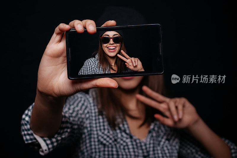 时髦女孩拍照智能手机自拍，屏幕视图