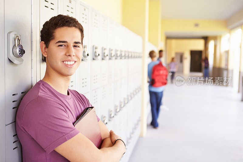 男高中生站在储物柜旁