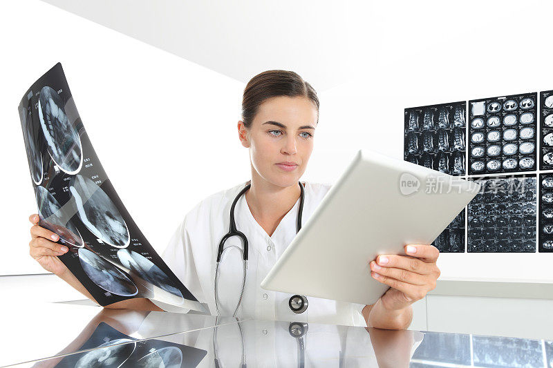 放射科女性用平板电脑检查x光片，医疗保健