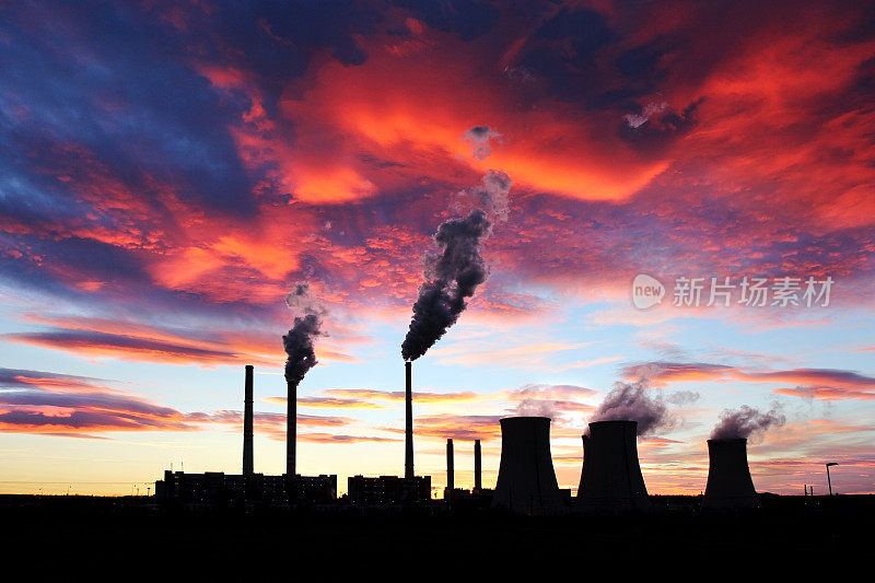 红色的日落在棕色的煤发电站