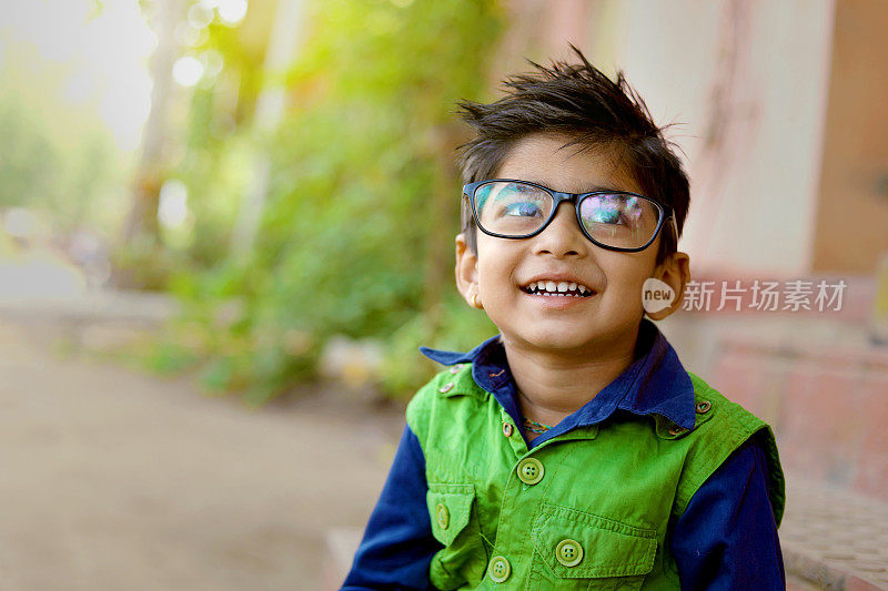 印度小孩戴眼镜