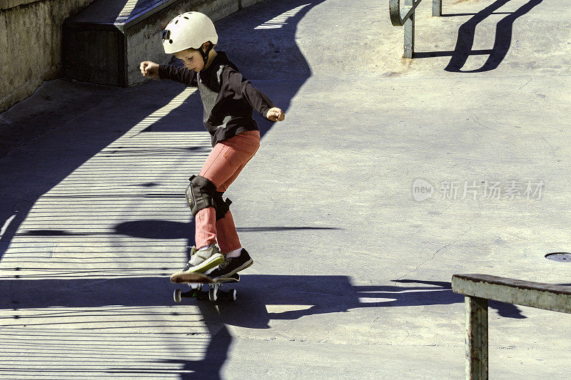 玩滑板的小男孩在滑板公园里活动