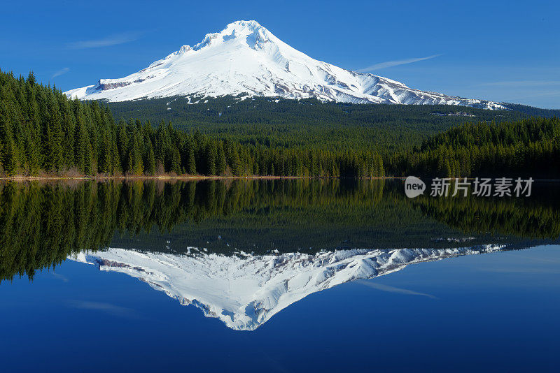 积雪覆盖的胡德山，俄勒冈州的延龄湖