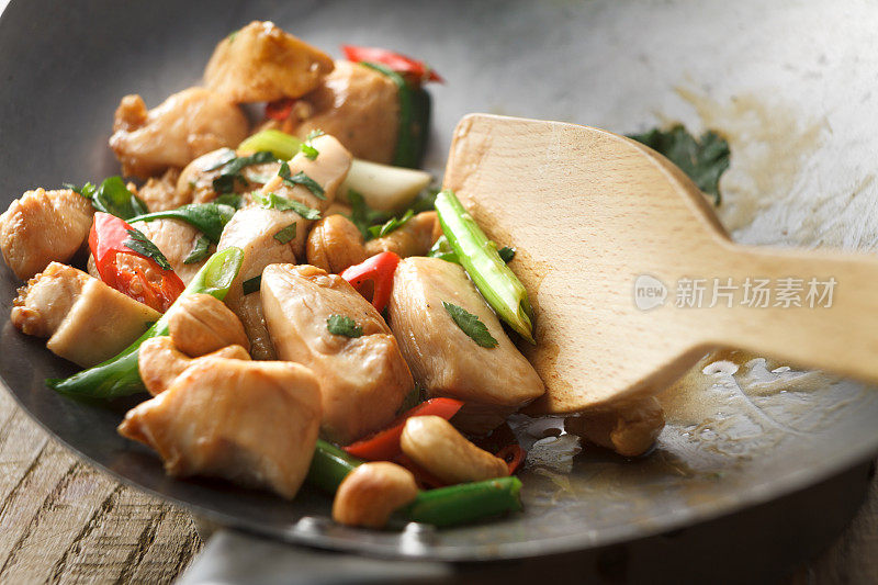 亚洲食物:炒鸡和腰果静物