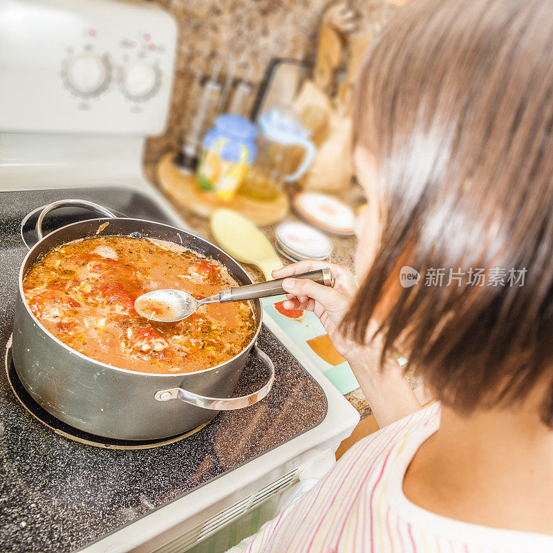 青少年女孩做饭