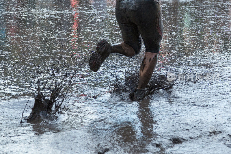 在泥浆强人赛跑中奔跑