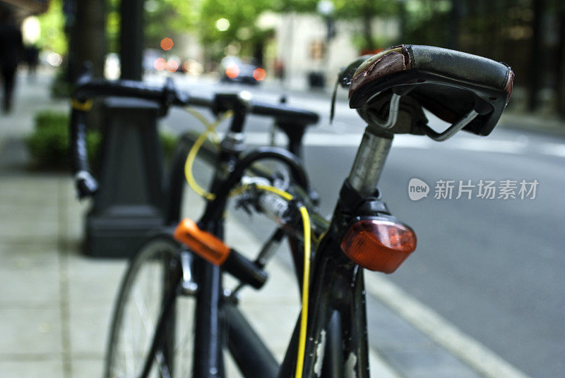 在市区的城市街道上骑车