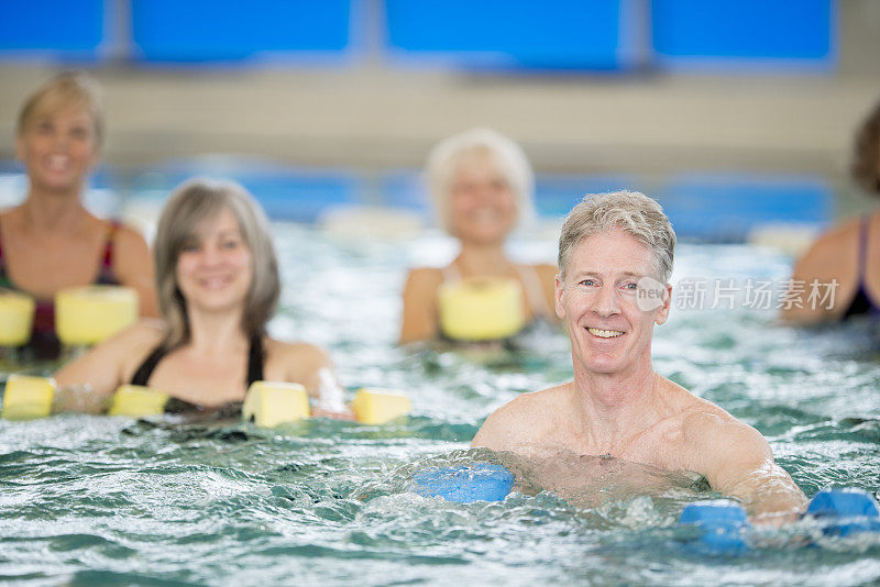 老年水中有氧运动班