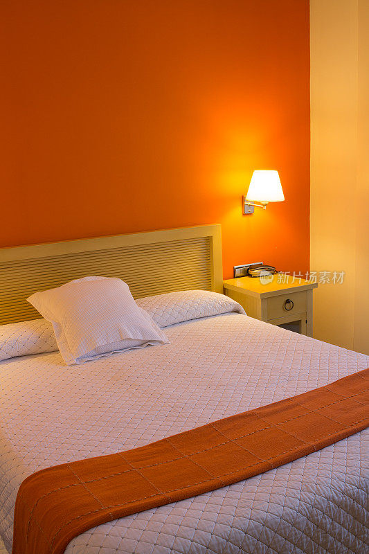 卧室在温暖的黄色和橙色的颜色