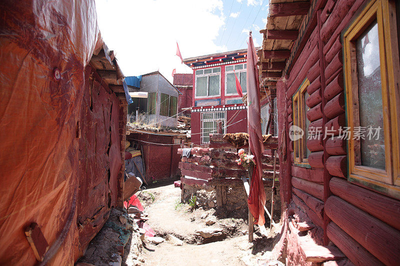 色达武明藏传佛教学院的红色小木屋