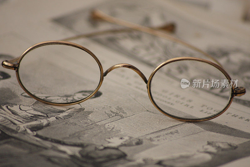 维多利亚时代报纸上的古董金镶边眼镜
