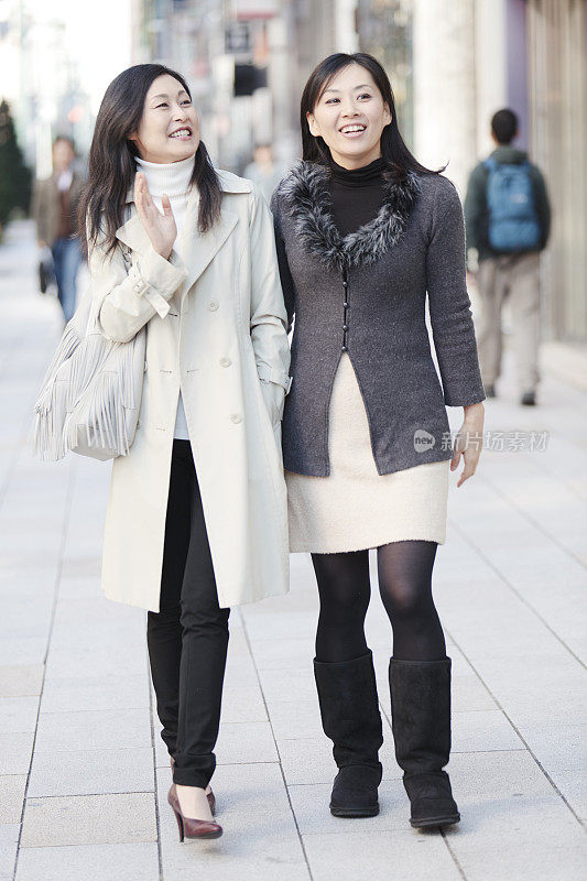 两个日本女人在日本的街道上散步聊天