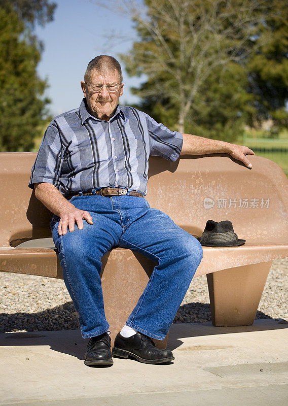 坐在公园长椅上的老人