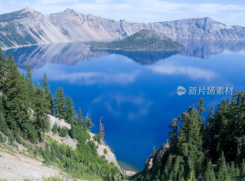 在火山口湖的巫师岛