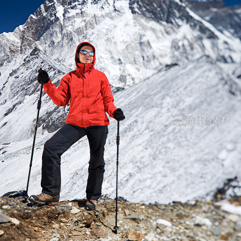 尼泊尔珠穆朗玛峰国家公园的女性徒步者
