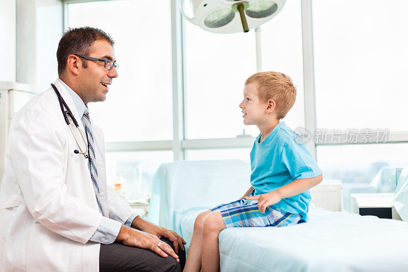 小男孩看医生