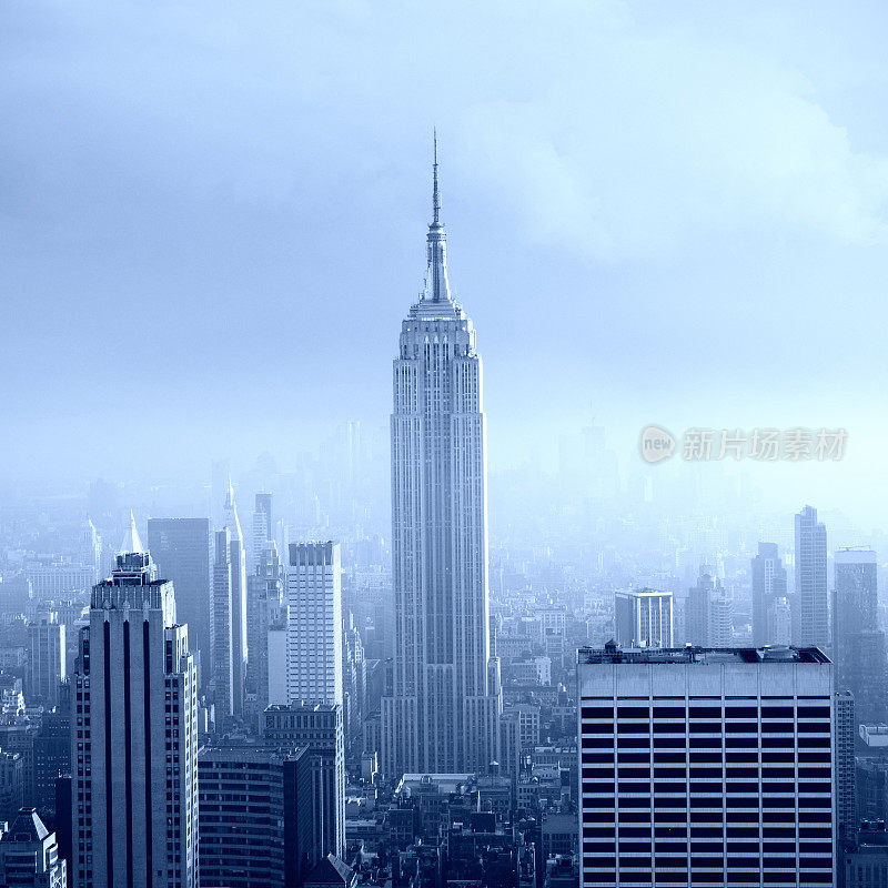 纽约日落时的蓝色天际线