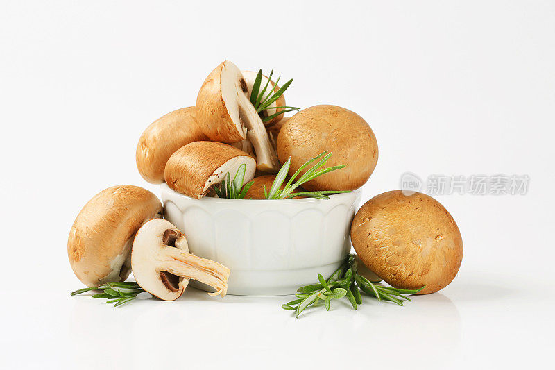 瓷碗里的棕色蘑菇团
