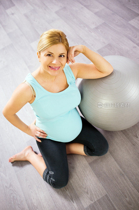 孕妇在健身球上休息。