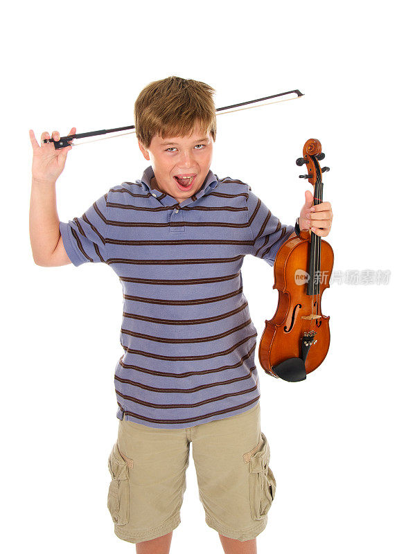 愚蠢的男孩在摆弄他的小提琴和弓