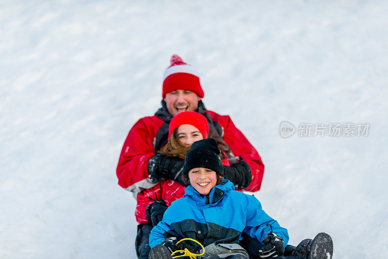 家庭乐趣在冬天的雪